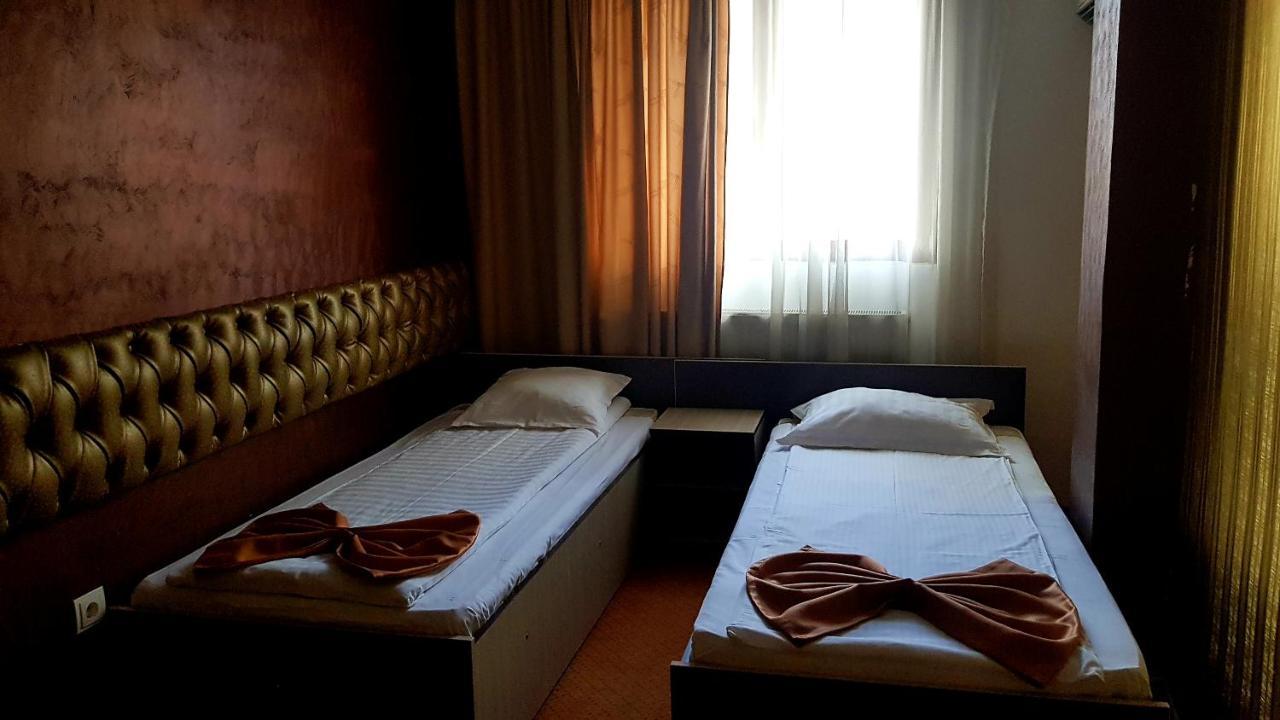 Asia Hotel Târgu Jiu Esterno foto