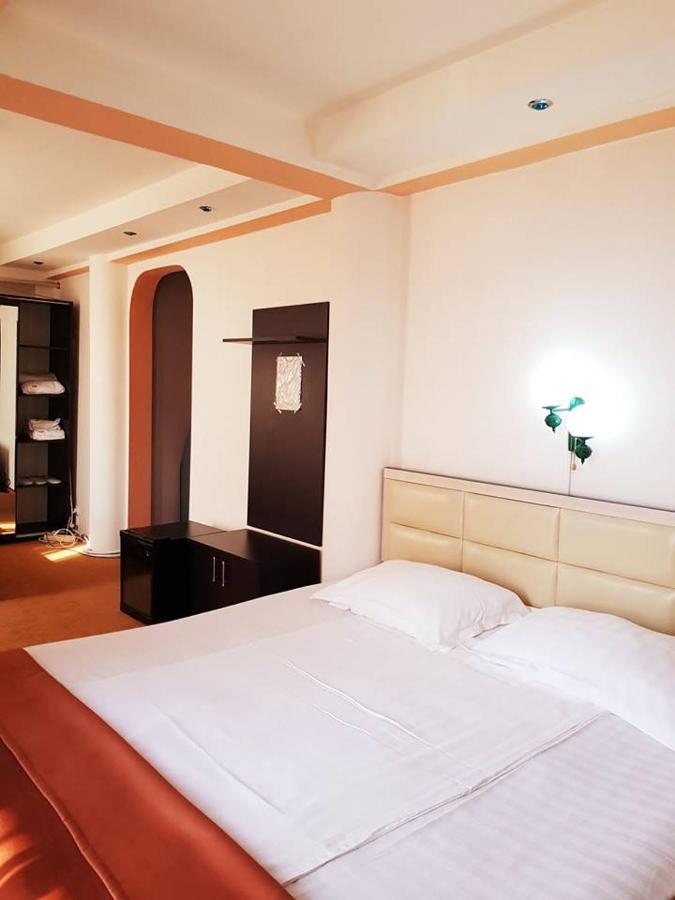 Asia Hotel Târgu Jiu Esterno foto