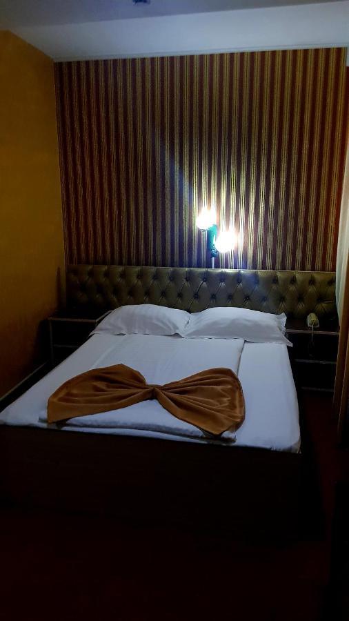 Asia Hotel Târgu Jiu Esterno foto