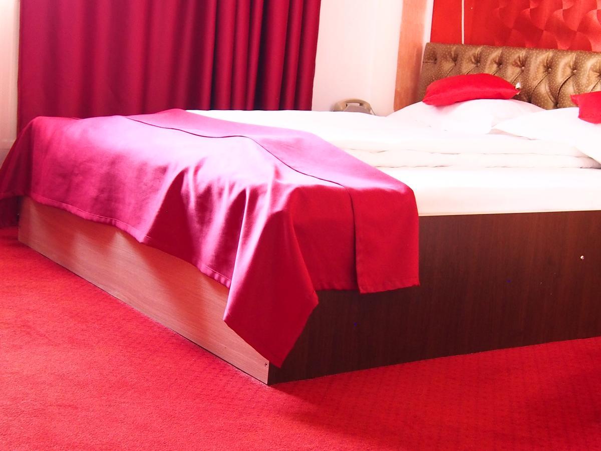 Asia Hotel Târgu Jiu Esterno foto